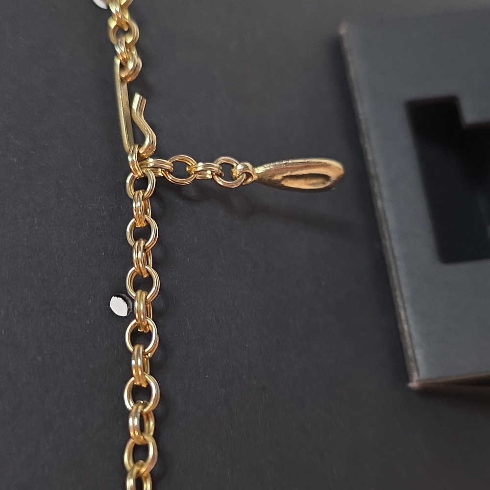 Elegant Red and Gold Tone Necklace - Picture 2 of 4